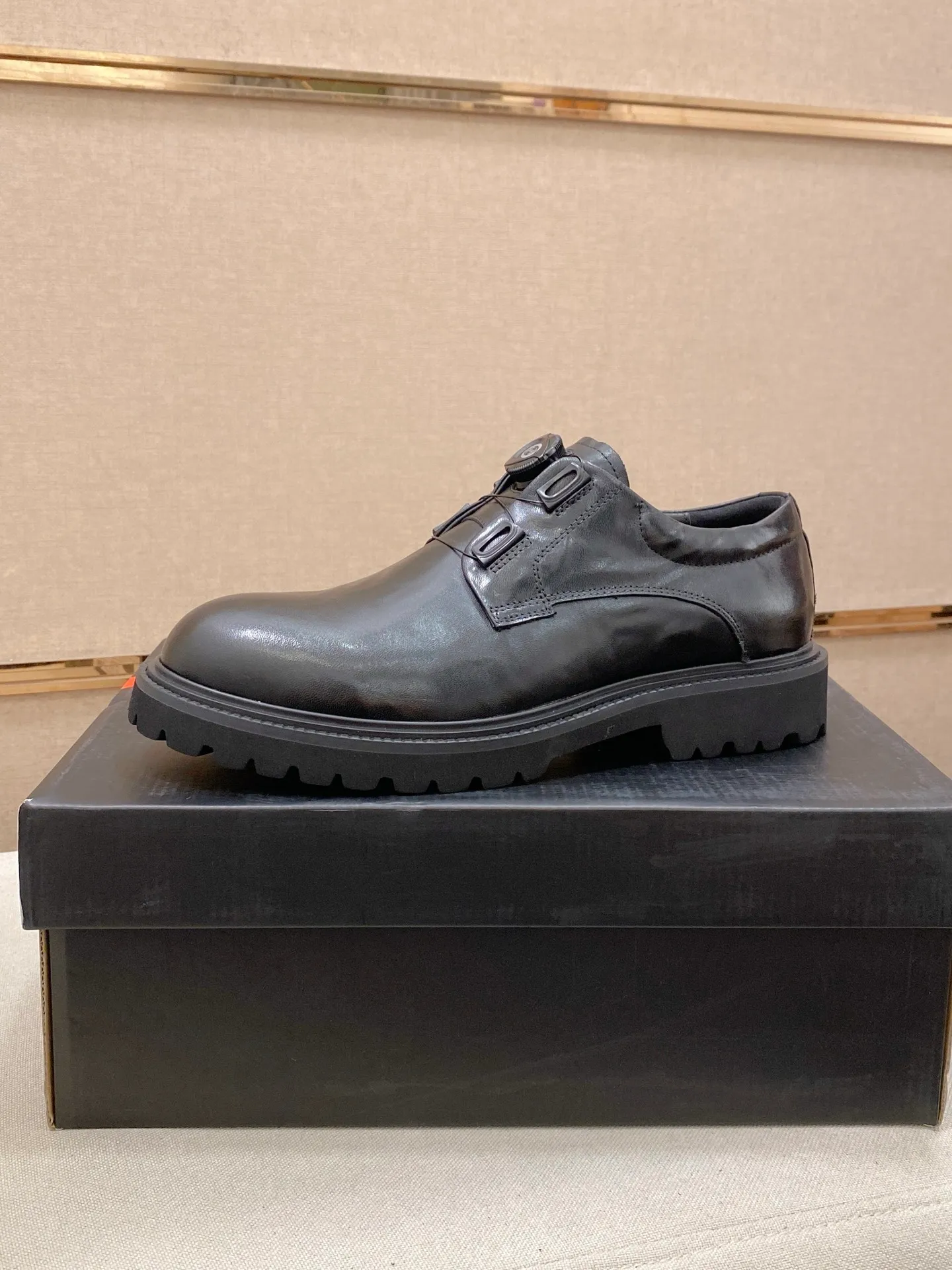 Factory price 640💰 🍁🍁High version High-quality new PRADA (Prada) counters are launched simultaneously, new men's shoes, 😘fabrics are selected from imported lacquered first-layer cowhide, and imported cowhide lining. 👍🏿 High-end ☄️ air-cushion molded anti-slip rubber outsole, exquisite lines, simple and elegant, comfortable and high-end for leisure travel. Code number: 38 to 45